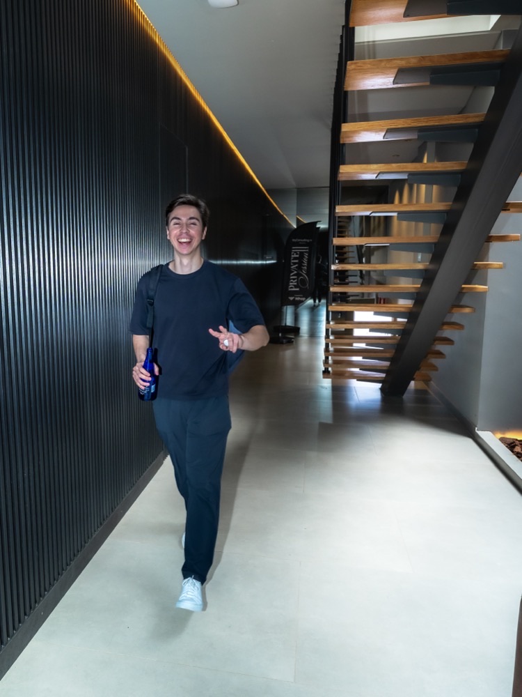 Alex Peñuñuri en las oficinas de Whop